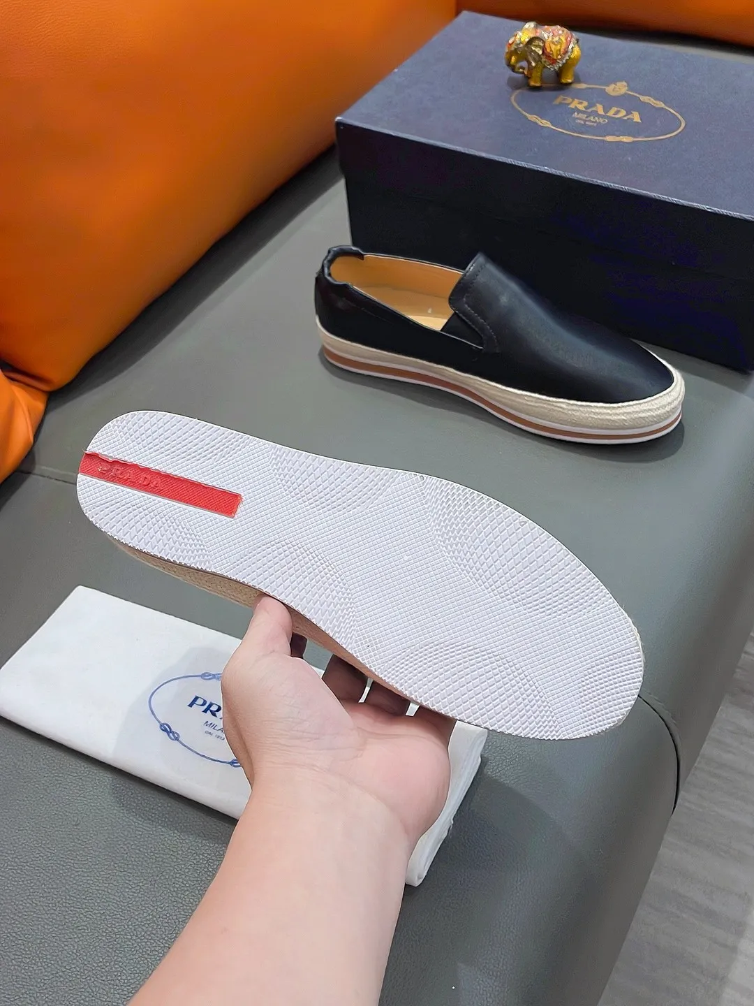 Men's shoes PRADA "Prada" P420 Regular size: 38-44 (slip-on shoes) Product materials: Selected cowhide upper, soft sheepskin foot pads, original factory special outsole.